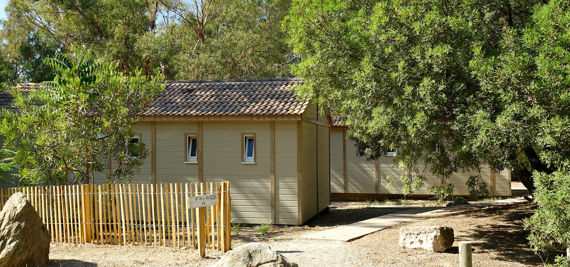 Camping san damiano bungalow confort village 2 vue ensemble acces